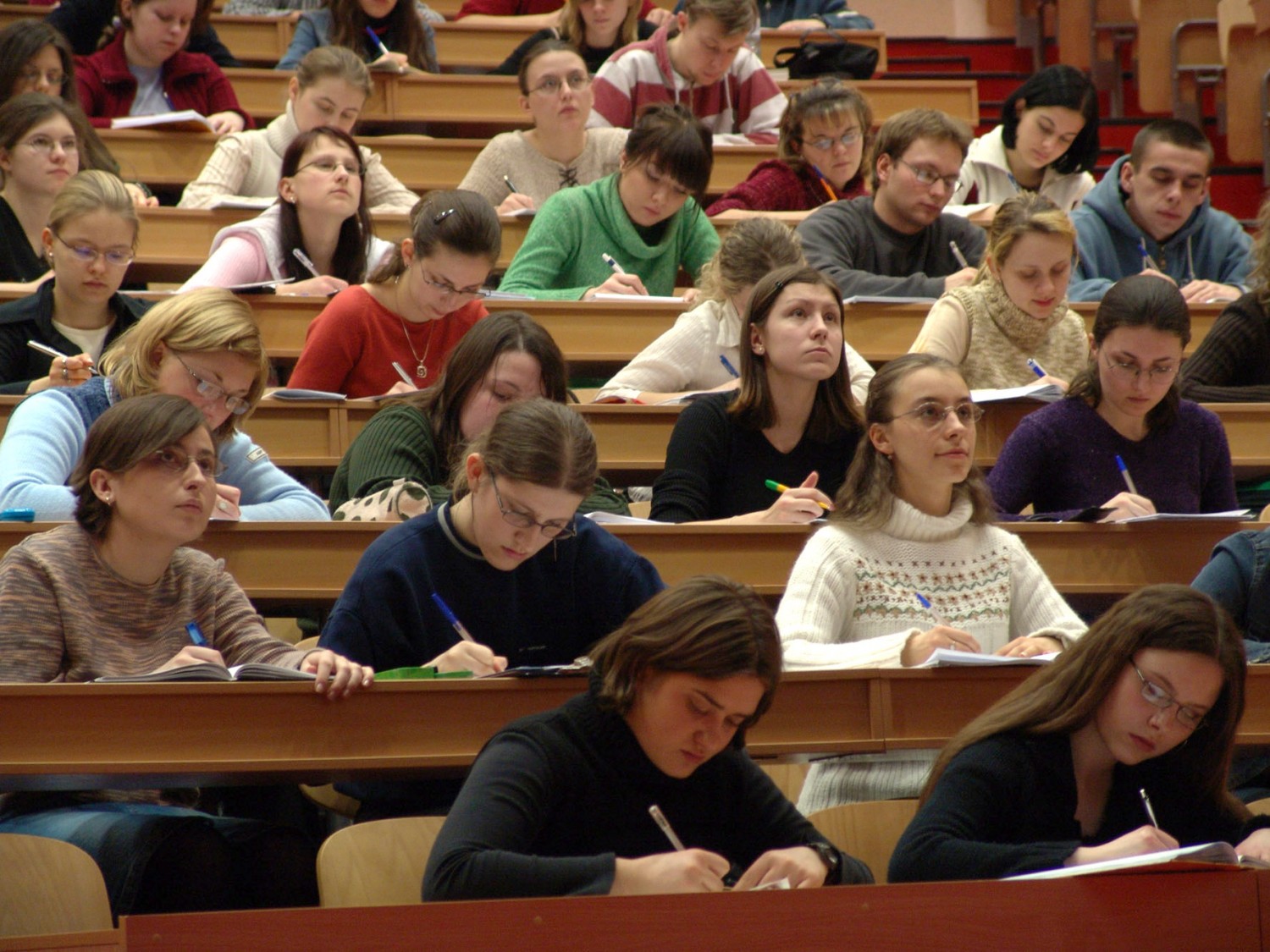 Students in a large lecture hall in the US